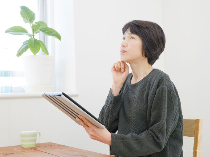 火災保険が適用されるケースについて悩む女性