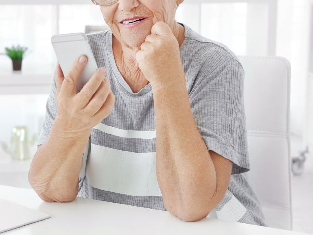 スマホを操作する女性